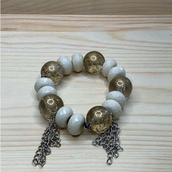 Beaded Chain Bracelet With White & Gold Round Beads - Picture 3 of 5